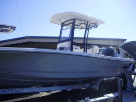 2023 Robalo 246 Cayman for sale at APOPKA MARINE in INVERNESS, FL